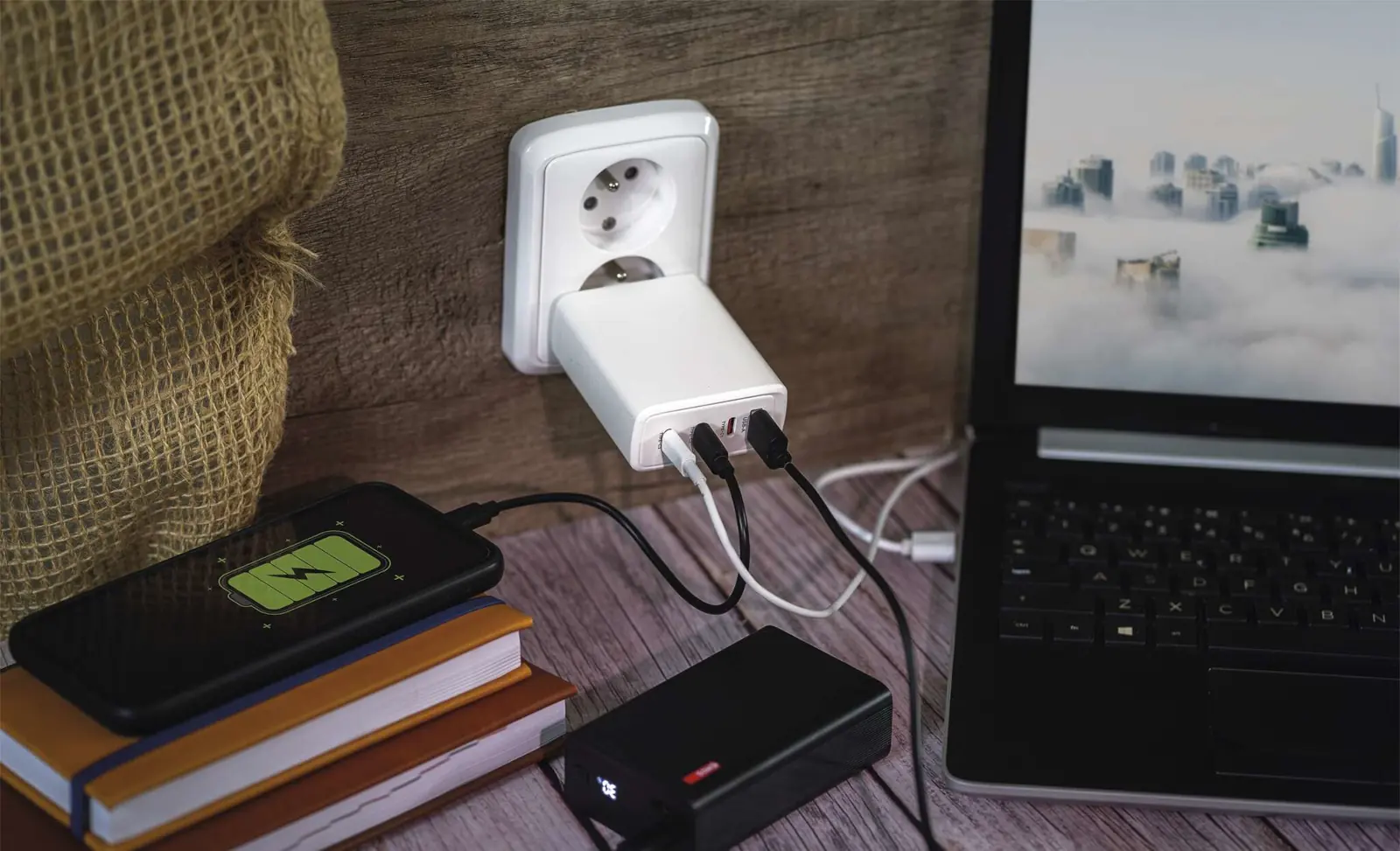 Wystarczająco mocna ładowarka poradzi sobie z zasilaniem i ładowaniem wszystkich Twoich urządzeń elektronicznych.